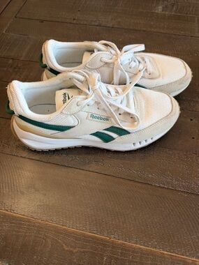 Reebok Women’s 7.5 White and Green Retro Lace-Up Sneakers